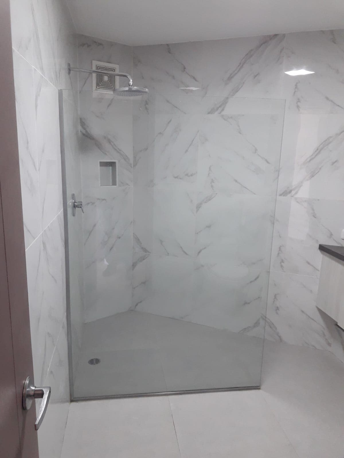 Puertas de baños - Foto de Nixon López _ Web para negocios(2)