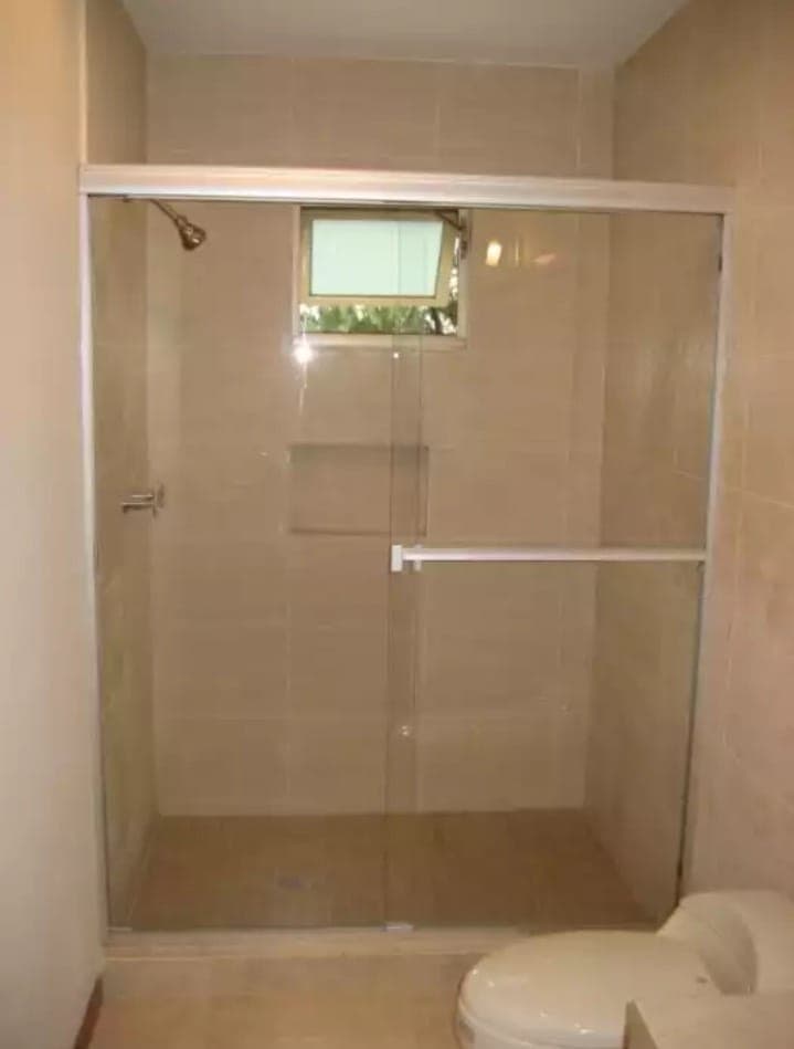 Puertas de baños - Foto de Nixon López _ Web para negocios
